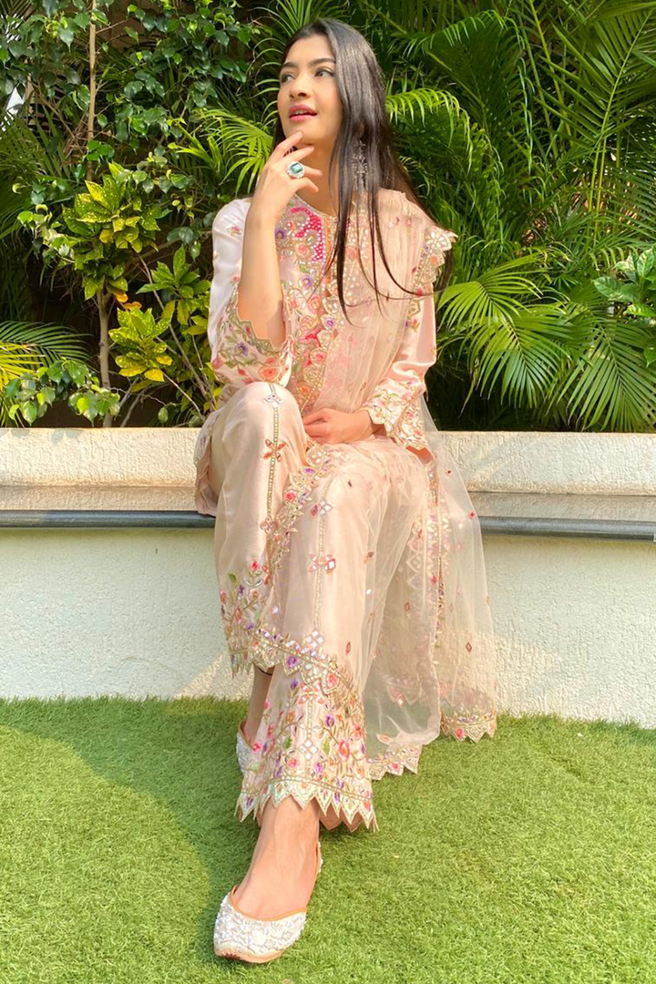 Hanna S Khan In Zehra